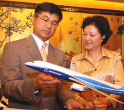 Gov. Locke and Vice Governor Madam Lei Yulan of Guangdong with Boeing plane