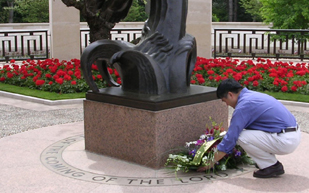 Gov. Locke laying a wreath at Normandy