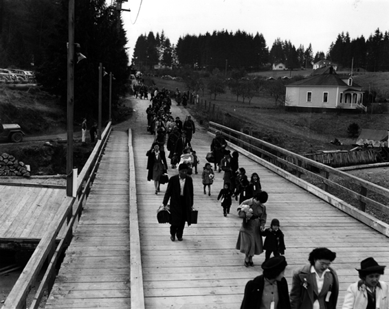 Japanese Americans evacuating from their homes in Bainbridge Island, 1942. Image courtesy of the Museum of History and Industry.